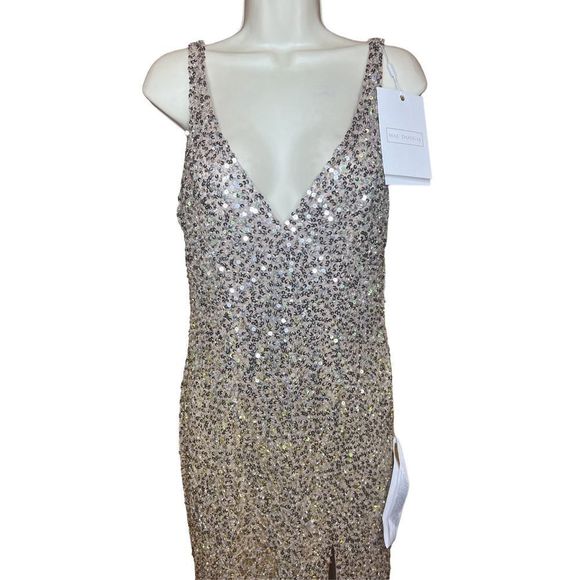 Mac Duggal V-Neck Sequin Sheath Gown in Nude NWT Size 8 brand new never worn - Picture 10 of 12